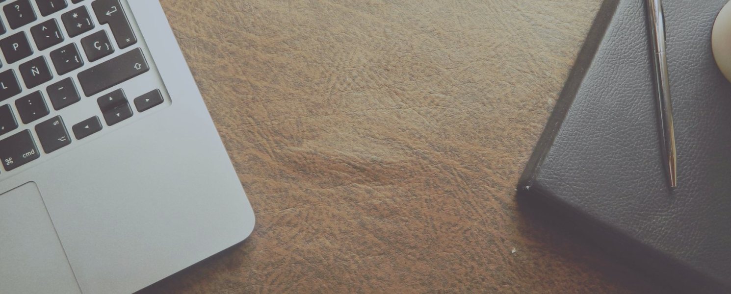 Una mesa de trabajo con notas, mapas y fotografías antes de cerrar un reportaje